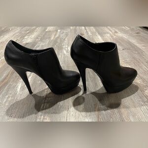 Le château heeled boots. Size 6
